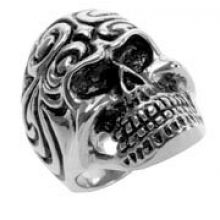 Stahlring mit Totenkopf und Maori-Zeichnung