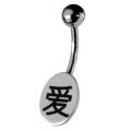 Bauchnabel-Piercing mit Gravur
