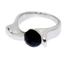 SONDERANGEBOT Ring aus Edelstahl mit schwarzem facettierten Stein