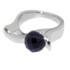 SONDERANGEBOT Ring aus Edelstahl mit violettem facettierten Stein
