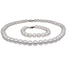 Necklace with bracelet consisting of white patent pearls